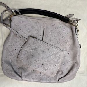 Selene Mahina Leather PM
Keys and lock
Clochette
Height 12 in
Width 1.75 in